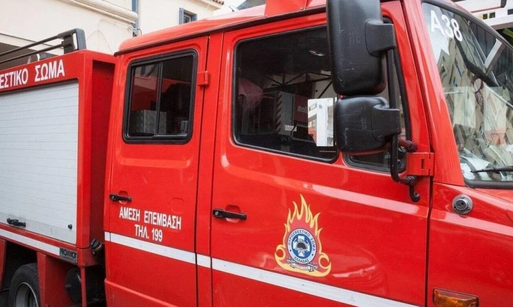 Συναγερμός στο Μεταξουργείο: Φωτιά σε κτήριο-Δυο εγκλωβισμένοι